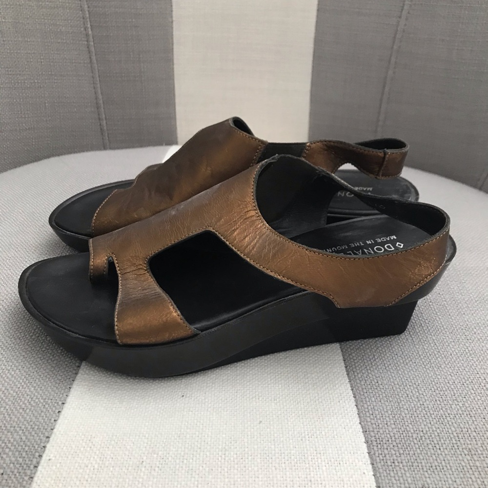 Donald J Pliner Size Bronze/Black Sandals - Picture 2 of 8